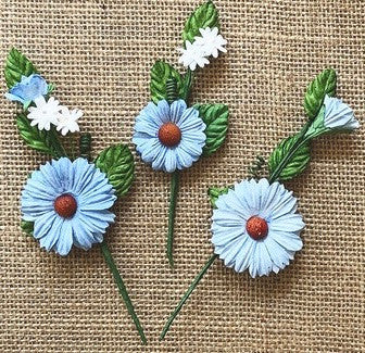 49 y flores de aciano con tallos de margaritas del mercado